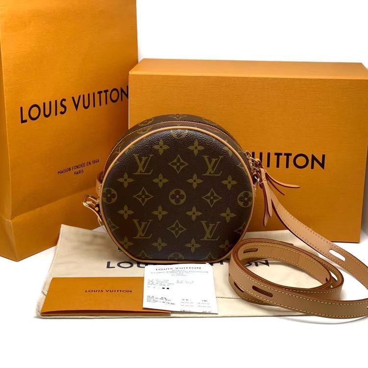 Louis Vuitton路易威登 大全套新版老花小号软饼圆饼包 大全套新版🎁LV 老花小号软饼圆饼包 ，肩带可以调节，18*17cm，实物超好看的小可爱🤗  专柜断货买不到哦，这枚好价🉐️
